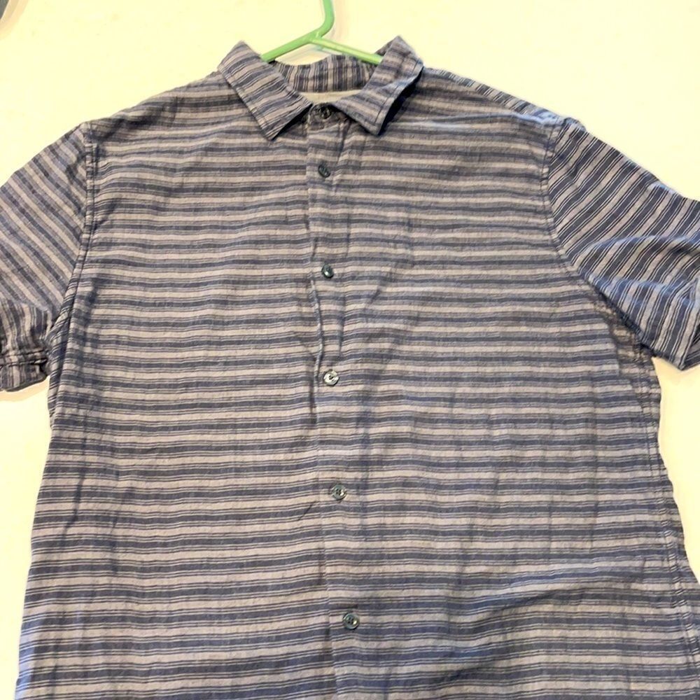Vince men’s large short sleeve shirt excellent shape very soft.